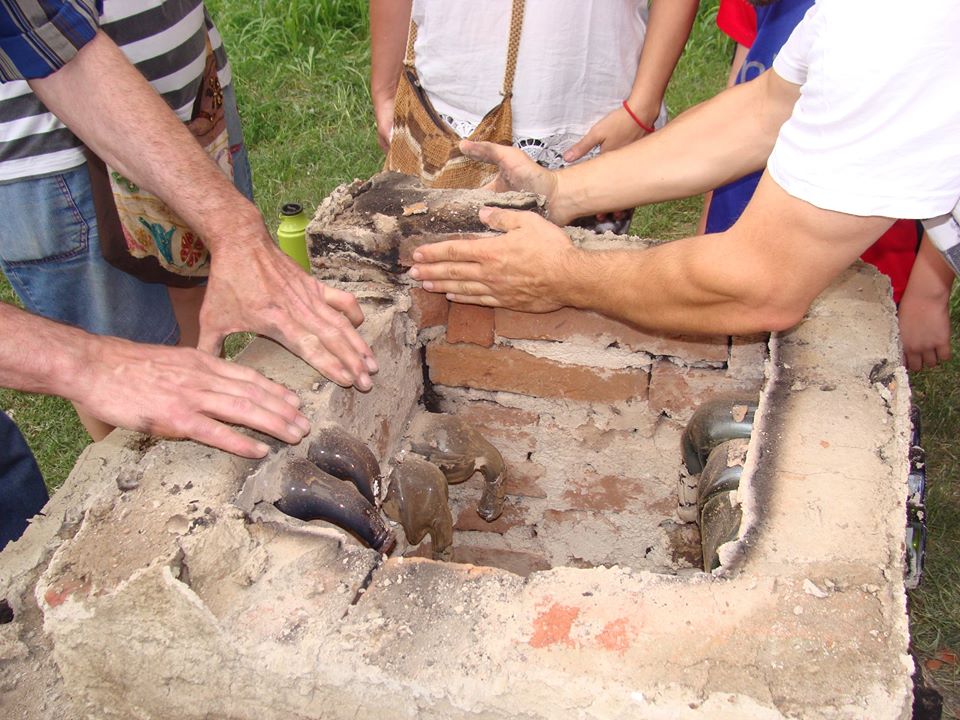 Alumnos del taller de cerámica construyeron un horno en el CIC de barrio  Solidaridad – Noticias